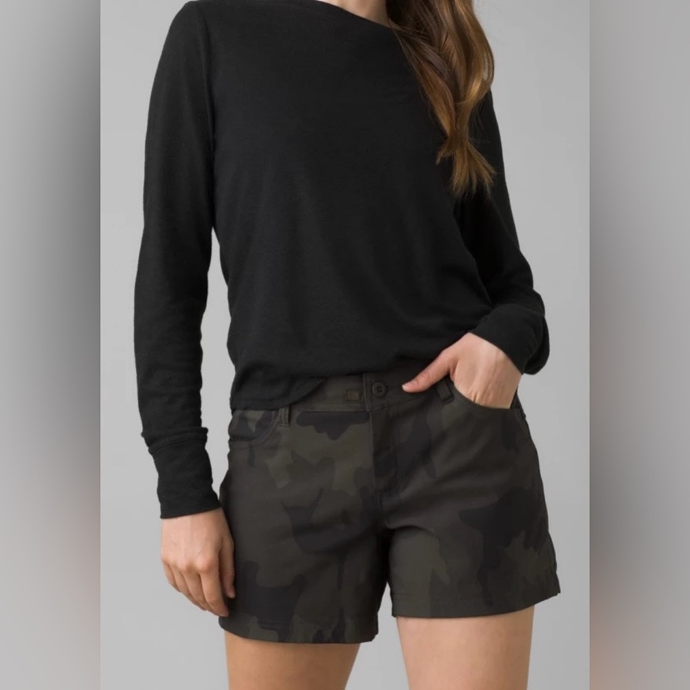 Prana The Halle II 5” Mid Rise Shorts In Black Camouflage UPF 50+ Size 8
